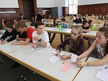 Im Experiment lernten die jungen Forscher, wie wichtig es ist, sich in der Gruppe auszutauschen und zu diskutieren. Foto: Barbara Herbst