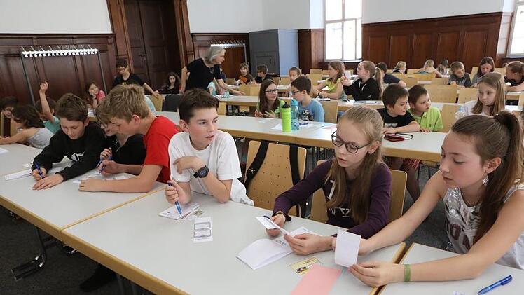 Im Experiment lernten die jungen Forscher, wie wichtig es ist, sich in der Gruppe auszutauschen und zu diskutieren. Foto: Barbara Herbst
