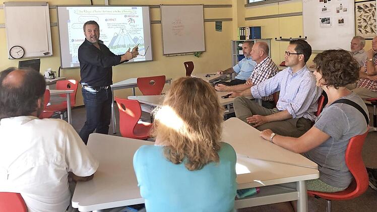 Eine Gruppe der Freien Wähler Ebern besuchte die Mittelschule Ebern und ließ sich von Rektor Philipp Arnold über die Digitalisierung an der Bildungseinrichtung informieren. Foto: privat