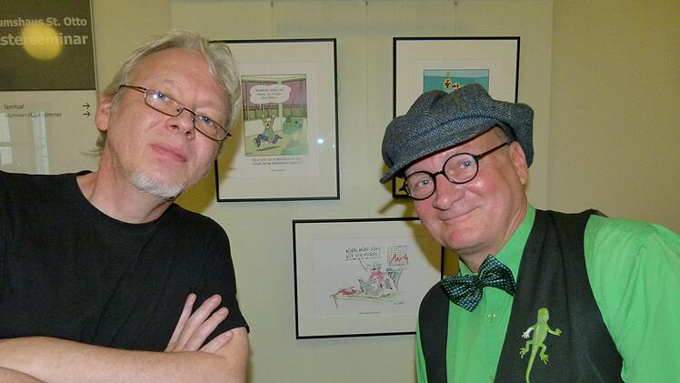 Die beiden Karikaturisten Martin Perscheid (links) und Steffen Jahsnowski-Herschel waren bei der Vernissage dabei. Fotos: Marion Krüger-Hundrup
