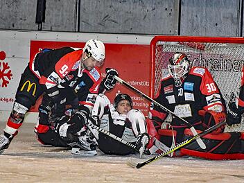 Adrian Persch (links) und Wölfe-Goalie Benni Dirksen setzen diesen Königsbrunner Stürmer außer Gefecht.  Am Ende war allerdings der Gast obenauf.Hopf