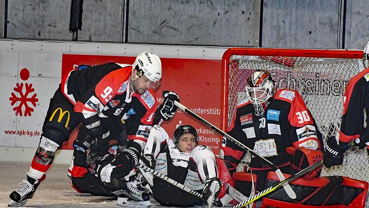 Adrian Persch (links) und Wölfe-Goalie Benni Dirksen setzen diesen Königsbrunner Stürmer außer Gefecht.  Am Ende war allerdings der Gast obenauf.Hopf
