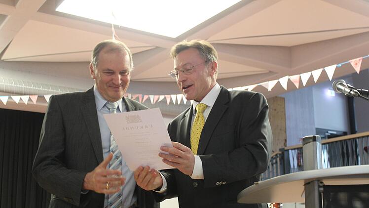 Erhard Herrmann erhält von Harald Vorleuter seine Verabschiedungsurkunde. Foto: Carmen Schwind