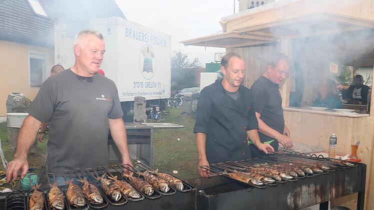 Fleißige Makrelengriller beim Dorffest in Wiesendorf Fotos: Johanna Blum