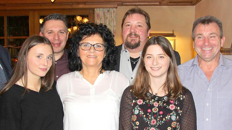 Die Ebersdorfer SPD-B&uuml;rgermeisterkandidatin Sabine K&ouml;nig mit ihren T&ouml;chtern Lea (links) und Lara sowie ihrem Mann Ronald; dahinter: Vorsitzender der SPD-Gemeinderatsfraktion Reiner Br&uuml;ckner, Carsten H&ouml;llein, Michael Butz und der SPD-Gesch&auml;ftsf&uuml;hrer (Coburg) Oliver Jauernig (von links)  Foto: Alexandra Kemnitzer