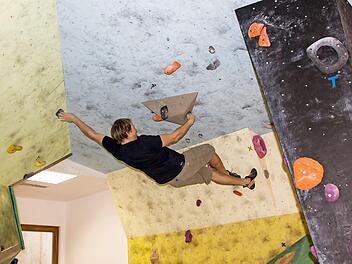 Mit Kraft, Geschick und Balancegefühl: der Zweitplatzierte Markus Bergholz an der Kletterwand, hier beim Übergang an der Decke  Fotos: Jule Müller