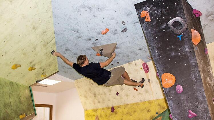 Mit Kraft, Geschick und Balancegefühl: der Zweitplatzierte Markus Bergholz an der Kletterwand, hier beim Übergang an der Decke  Fotos: Jule Müller