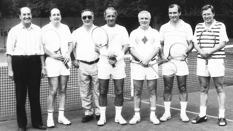 Die Senioren des TC RW Bad Kissingen sind Meister und steigen in die nordbayerische Gruppenliga auf. Im Bild (von links): Präsident Gerd Klimt, Horst Dettmer, Horst Pagel, Jürgen Groß, Josef Römmelt, Wolfgang Lutz und Burkard Funk. Es Fehlt Günter Pagel.