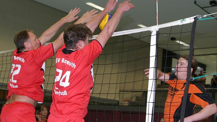 Michael Helbig (rechts) scheitert mit seinem Angriffsball am Bayreuther Block.