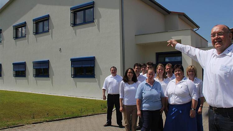 Chef Peter Romeis (vorn) ist stolz auf sein erfolgreiches Team und freut sich über die stabile Auftragslage für sein Institut, die eine bauliche Erweiterung nötig machte.