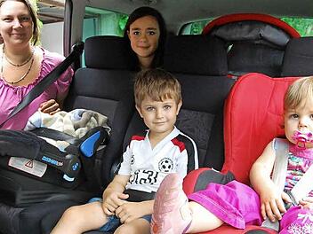 Im neuen Familienauto haben endlich alle Platz: Mama Jasmin Brückner mit dem zwei Monate alten Wesley, Tochter Jennifer, Sohn Tyler und der kleine Amy. Für den Papa ist auch noch ein Sitz frei. Bezahlt hat der Radiosender Antenne Bayern.  Fotos: Carmen Schmitt
