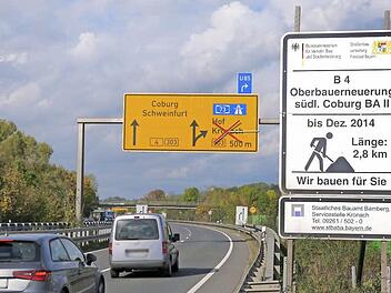 Schon Vergangenheit: Die Abzweigung von der B 4 aus Richtung Süden nach Grub am Forst/Ebersdorf ist schon am Dienstagnachmittag wieder eröffnet worden - auch wenn die Beschilderung noch etwas anderes aussagte. Foto: Berthold Köhler