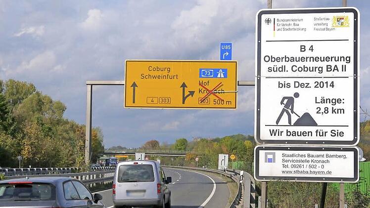 Schon Vergangenheit: Die Abzweigung von der B 4 aus Richtung Süden nach Grub am Forst/Ebersdorf ist schon am Dienstagnachmittag wieder eröffnet worden - auch wenn die Beschilderung noch etwas anderes aussagte. Foto: Berthold Köhler