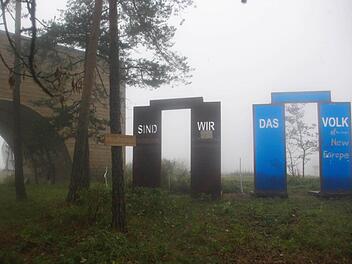 Keine Nacht- und Nebel-Aktion, auch wenn es so aussieht: Jimmy H. Fell setzte die Skulptur "Wir sind das Volk" im Skulpturenpark Deutsche Einheit in die provokante Frage "Sind wir das Volk" von Thüringen nach Bayern um. Fotos: Fell