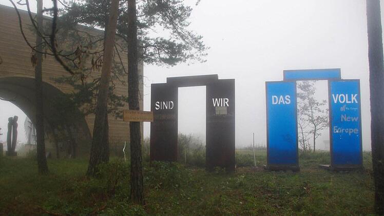Keine Nacht- und Nebel-Aktion, auch wenn es so aussieht: Jimmy H. Fell setzte die Skulptur "Wir sind das Volk" im Skulpturenpark Deutsche Einheit in die provokante Frage "Sind wir das Volk" von Thüringen nach Bayern um. Fotos: Fell