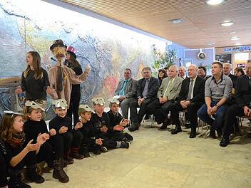 Mit "Cateringboss Kartoffel Jo" erklären die Schüler der Schulspiel AG den Ehrengästen den Speiseplan, der sie in der neuen Mensa erwartet. Sie freuen sich auf leckeres und gesundes Essen.  Foto: Karl-Heinz Hofmann