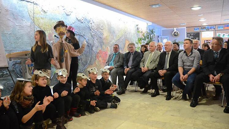 Mit "Cateringboss Kartoffel Jo" erklären die Schüler der Schulspiel AG den Ehrengästen den Speiseplan, der sie in der neuen Mensa erwartet. Sie freuen sich auf leckeres und gesundes Essen.  Foto: Karl-Heinz Hofmann