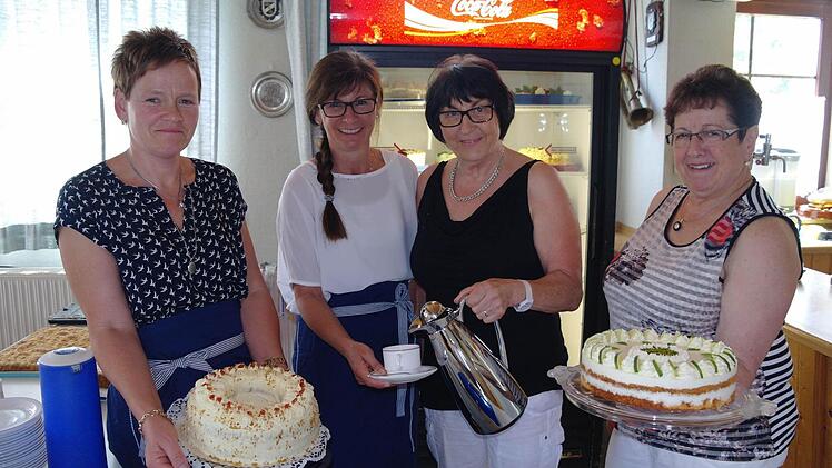 Herrliche Torten und frischen Kaffee gab es in der alten Schule bei Veronika Statt, Elke Hohmann, Marita Hüfner und Inge Kretz. Foto: Stephanie Elm