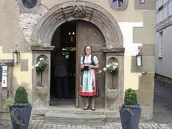 Maria Rinecker wagte den Schritt in die Vergangenheit und zog in ihr Elternhaus ein, das sie als Denkmal erhalten will.  Fotos: Winfried Ehling