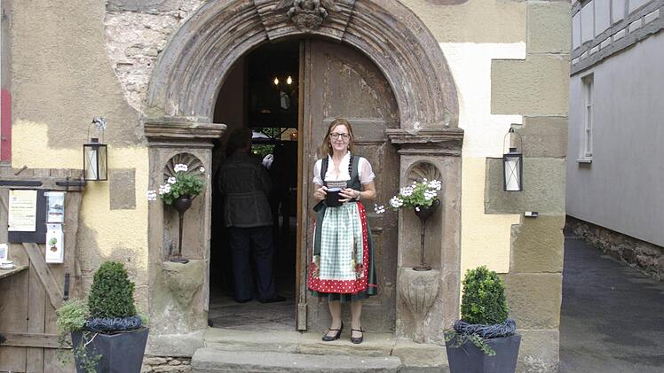 Maria Rinecker wagte den Schritt in die Vergangenheit und zog in ihr Elternhaus ein, das sie als Denkmal erhalten will.  Fotos: Winfried Ehling