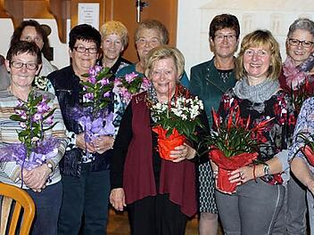 Die Gewinner des Blumenschmuckwettbewerbs des Gretnbauvereins Norhalben. Mit im Bild Vorsitzende Barbara Wachter (Fünfte von rechts) und ihre Stellvertreterin Marianne Köstner (Dritte von links)  Foto: Michael Wunder
