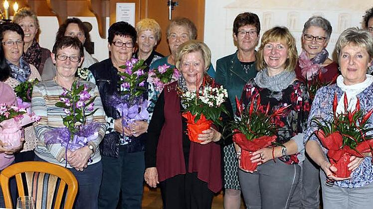 Die Gewinner des Blumenschmuckwettbewerbs des Gretnbauvereins Norhalben. Mit im Bild Vorsitzende Barbara Wachter (Fünfte von rechts) und ihre Stellvertreterin Marianne Köstner (Dritte von links)  Foto: Michael Wunder