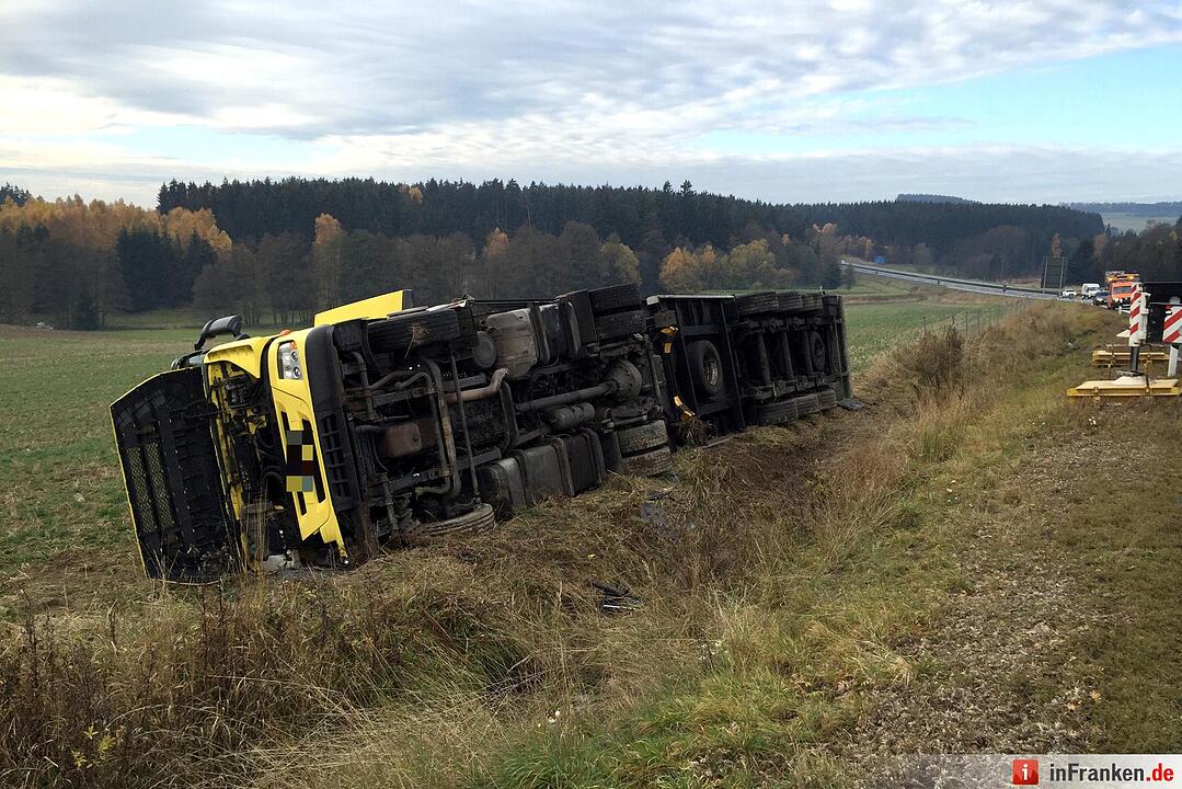 A72: Lkw kippt bei Köditz um