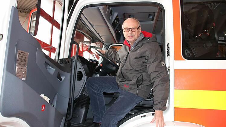 Schluss mit dem aktiven Dienst: Symbolisch steigt Peter Sell noch ein letztes Mal aus einem Einsatz-Fahrzeug der Hammelburger Wehr aus. Sell hat die gesetzliche Altersgrenze erreicht. Fotos: Ralf Ruppert