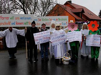 Viele Sprüche hatte der Freizeitchor Neubrunn schon jetzt zum Abschied von Pfarrer Martin Wissel parat. Foto: Günther Geiling