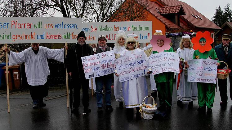 Viele Sprüche hatte der Freizeitchor Neubrunn schon jetzt zum Abschied von Pfarrer Martin Wissel parat. Foto: Günther Geiling