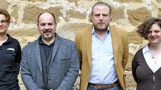 Lieber mittendrin als extrem daneben: Die Vorstandschaft des neu gegr&uuml;ndeten Vereins (von links) Schriftf&uuml;hrerin Peggy Bartholom&auml;us, zweiter Vorsitzender Matthias Fries, erster Vorsitzender Karl Graf von Stauffenberg und Kassiererin Nina Gr&auml;fin Westerholt setzt sich gegen jede Art von Extremismus ein.  Foto: Regina Vossenkaul