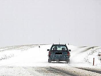 Bei Humprechtshausen fielen am Freitagvormittag in kurzer Zeit große Schneemengen vom Himmel. Das führte zu Verkehrsbehinderungen. Im Maintal dagegen kamen nur ein paar Flocken runter.