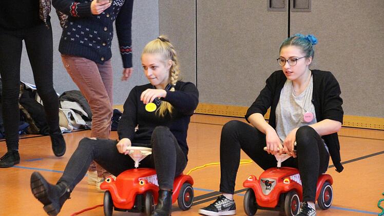 Teilnehmerinnen des Kurses "Spielraum" probieren Materialien aus dem Spielmobil aus. Foto: Sabina Karpenko