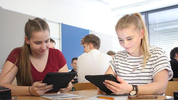 Theresa Köberlein (links) und Ann-Felice Bour schneiden die zuvor gefilmten Videos für ihren Kurzfilm. Foto: Yannick Hupfer