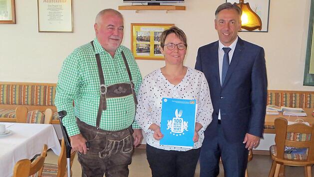 Die Sonnenwirte Petra und Theo Link sind stolze Besitzer einer der "100 besten Heimatwirtschaften". Landrat Alexander Tritthart (r.) gratulierte bei seinem Unternehmensbesuch im Gasthaus "Zur Sonne". Foto: Mack