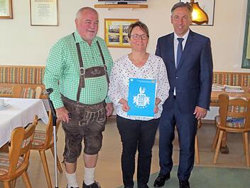 Die Sonnenwirte Petra und Theo Link sind stolze Besitzer einer der "100 besten Heimatwirtschaften". Landrat Alexander Tritthart (r.) gratulierte bei seinem Unternehmensbesuch im Gasthaus "Zur Sonne". Foto: Mack
