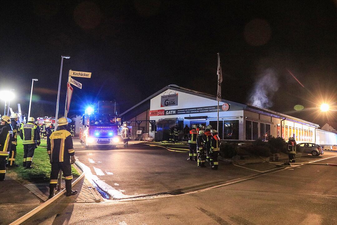 Brand in Elektrofachmarkt fordert Einsatzkräfte