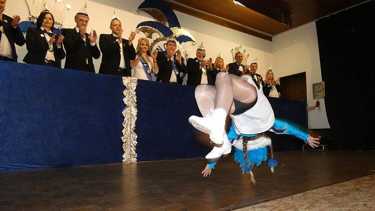 Gekonnt wirbelte das junge Tanzmariechen Anna-Lena Vollert &uuml;ber die B&uuml;hne.