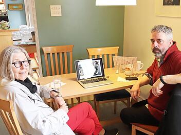 John Mayock zeigte Johanna Blum einige Kunstwerke an seinem Computer. Foto: privat