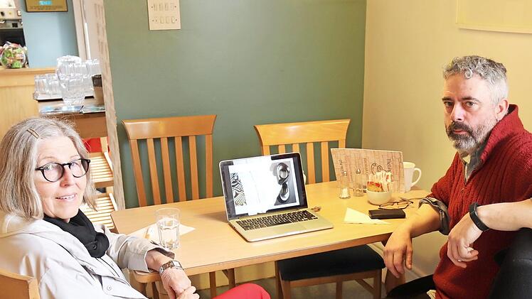 John Mayock zeigte Johanna Blum einige Kunstwerke an seinem Computer. Foto: privat