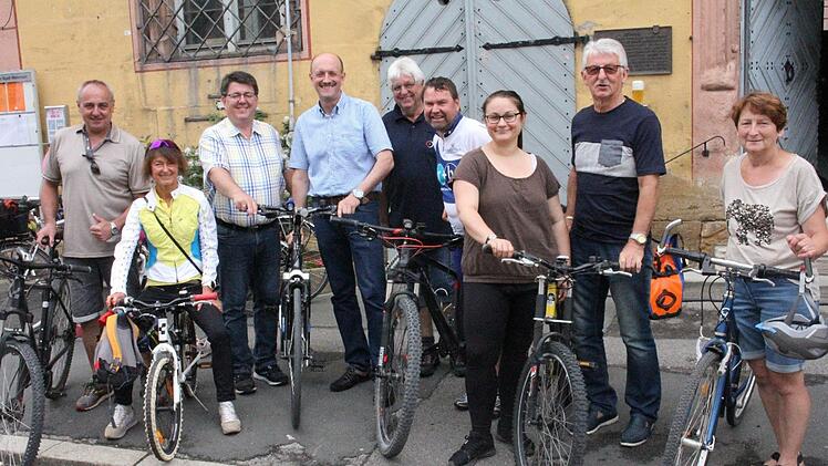 Fast alle waren mit dem Fahrrad gekommen (von links): Die Bürgermeister Robert Hümmer, Christine Frieß und Udo Dauer, Brauereichef Hans Püls, Armin Lieb vom ADFC, die Stadträte  Georg Schütz, Janine Brunecker, Hans Schott und Gabriele Huber. Roland Dietz