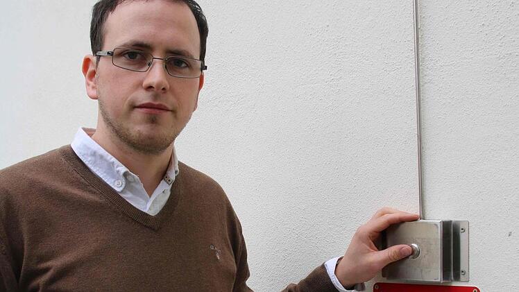 Der Kulmbacher Jan Fischer hat das Überwachungskonzept für die Stadt umgesetzt. Unser Bild zeigt ihn an einem Notruf-Taster am Busbahnhof, der im Ernstfall gedrückt werden kann.
