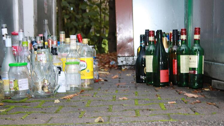 Auch wenn der Container überquillt, ist es der falsche Weg, die Flaschen danebenzustellen. Foto: Katrin Geyer
