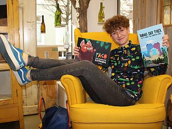 Lorena Wagner schreibt und illustriert Kinderbücher über panische Rotpandas und traurige Dinosaurier mit zu kurzen Armen. Ellen Mützel