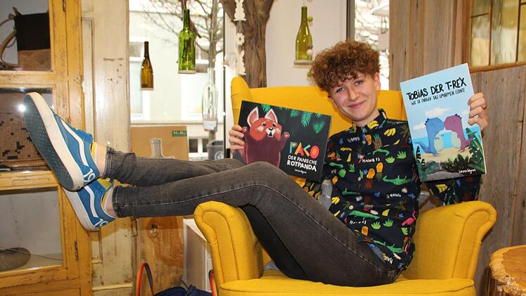 Lorena Wagner schreibt und illustriert Kinderbücher über panische Rotpandas und traurige Dinosaurier mit zu kurzen Armen. Ellen Mützel