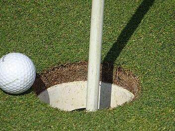 Der "Traum" eines jeden Golfers, aber höchst ärgerlich, wenn der Ball zwar schon in die Tiefe des Lochs (hier 18 in Maria Bildhausen) schaut, aber mangels Power davor liegen bleibt. Foto: Anton Then