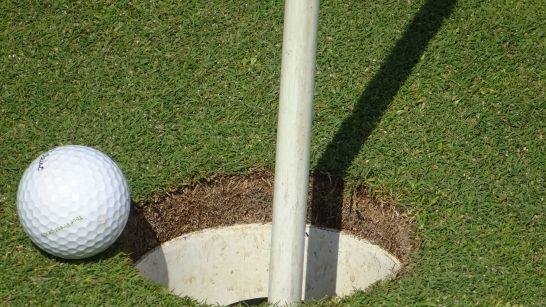 Der "Traum" eines jeden Golfers, aber höchst ärgerlich, wenn der Ball zwar schon in die Tiefe des Lochs (hier 18 in Maria Bildhausen) schaut, aber mangels Power davor liegen bleibt. Foto: Anton Then