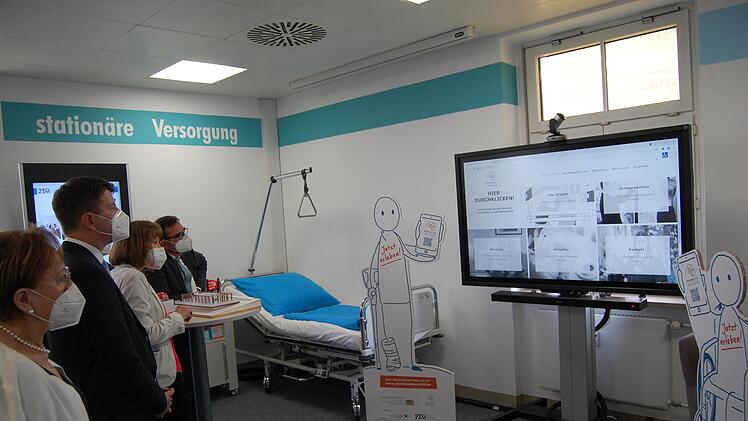 Gesundheitsminister Klaus Holetschek schaltete symbolisch die Homepage "DeinHaus4.0" frei.