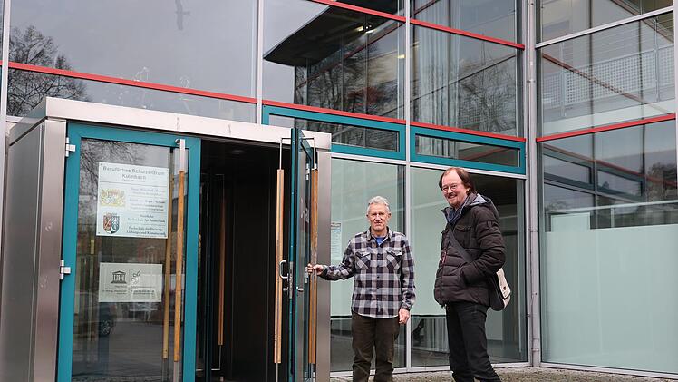 Die altgedienten Lehrer Karl-Konrad Oehrlein und Folker Schmidt freuen sich schon auf das Wiedersehen mit ehemaligen Schülern. Foto: Sonny Adam