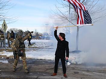 Nach t&ouml;dlichen Sch&uuml;ssen eines ICE-Beamten in Minneapolis